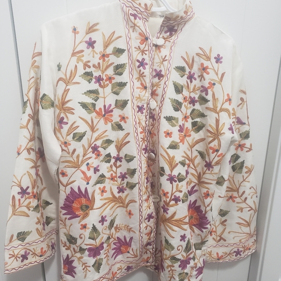 embroided coat - Picture 7 of 8